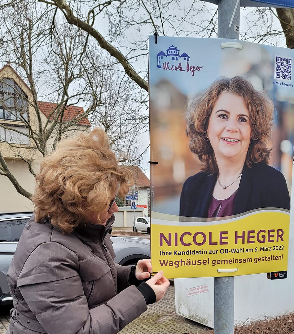 Plakate hängen